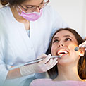 Mujer visitando un dentista para un blanqueamiento dental