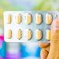 foto de medicamento amarillo en tableta