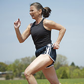 Mujer mayor haciendo deporte