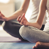 Mujer practicando meditación