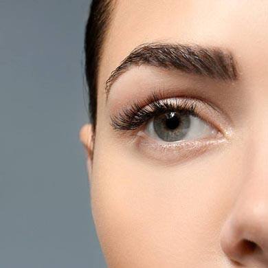 Canas en las cejas