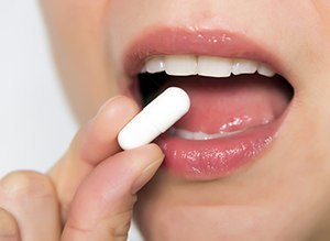 Mujer consumiendo una cápsula de Proto-co Thermo-Sliml
