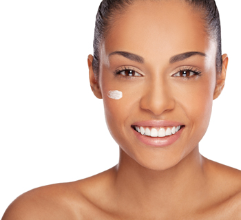 Mujer aplicándose la crema Makari Extreme en la cara